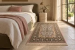 Tappeto Agra in seta 158 × 93 cm accanto al letto — ambientazione virtuale