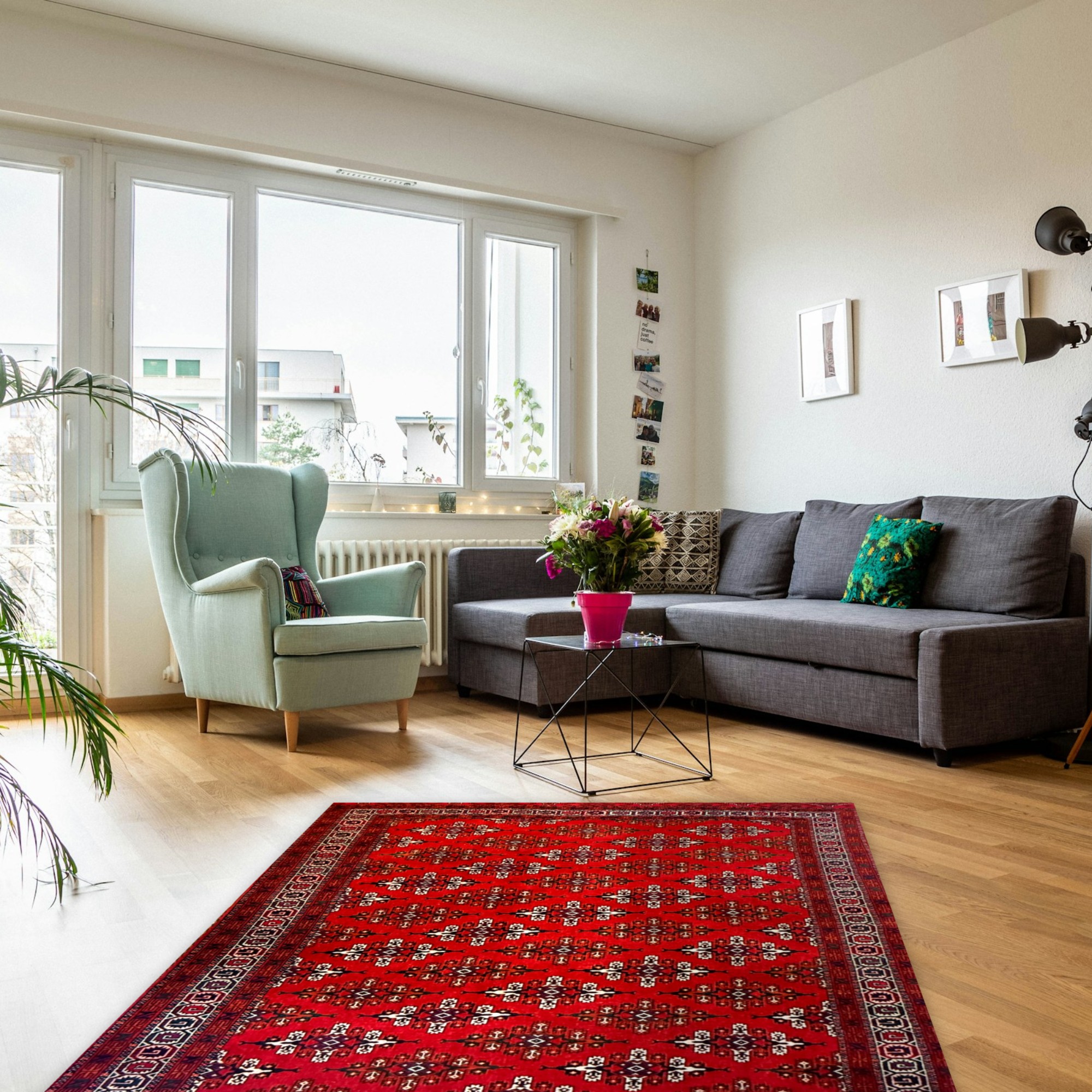 Tappeto Turcaman persiano lana su lana 265×163 cm ambientato in un soggiorno luminoso con parquet e poltrona