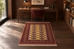 Tappeto Turkmen dorato 147 × 95 cm in uno studio con arredi in noce — ambientazione virtuale